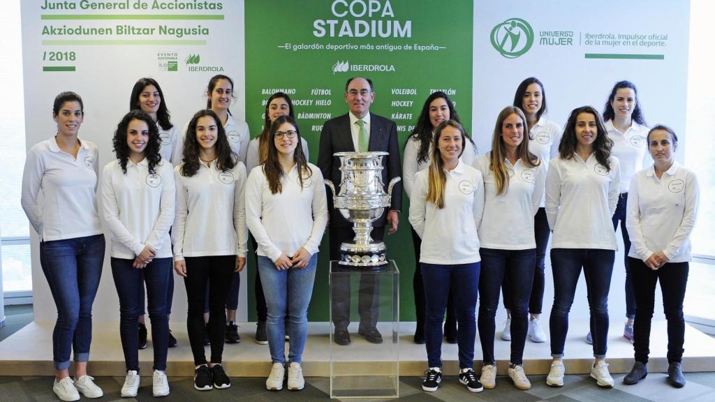 El presidente de Iberdrola, Ignacio Sánchez Galán, junto a las deportistas en la Torre Iberdrola.