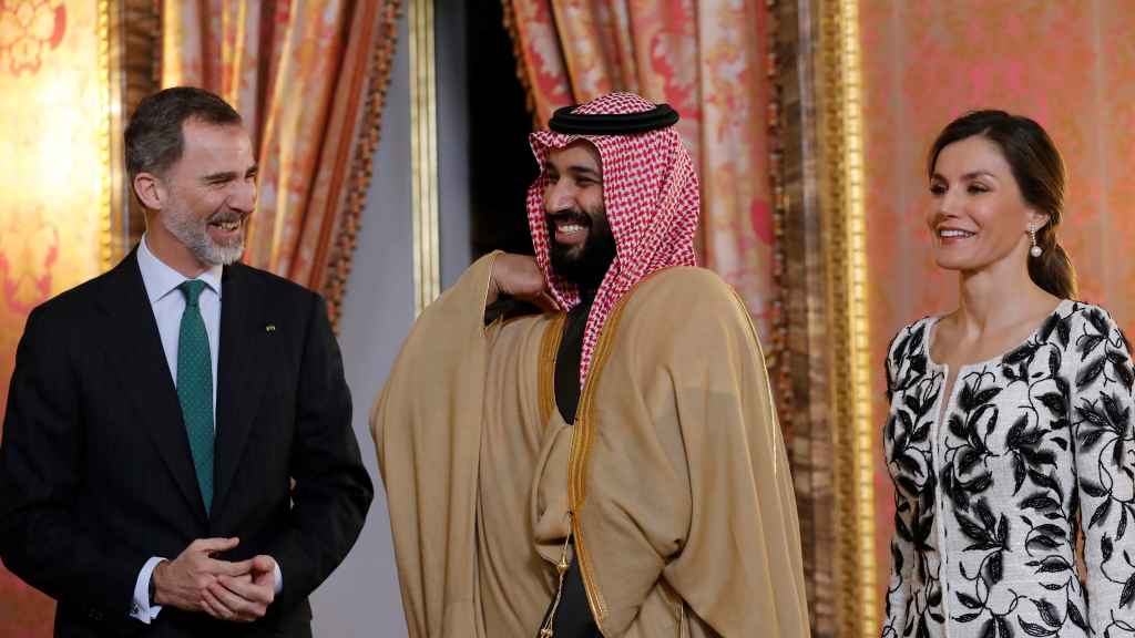 Los reyes con el príncipe heredero de Arabia Saudí, Mohamed bin Salman, en su visita a Madrid.