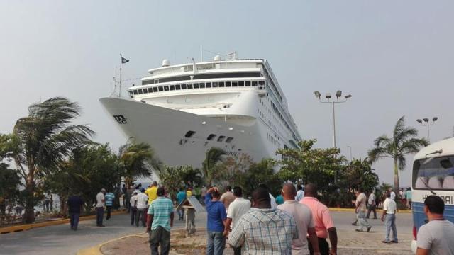 La proa del barco encallado en el muelle de Roatán.