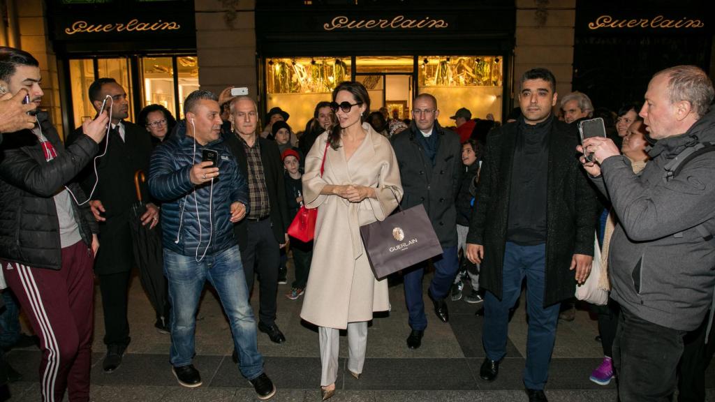 Angelina Jolie, saliendo de la maison de Guerlain en París.