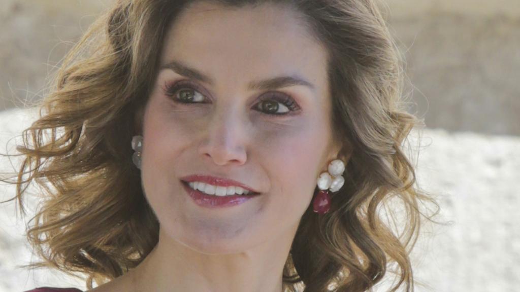 Letizia luciendo los pendientes 'Coolook'.