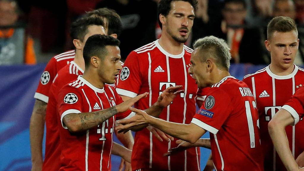 Thiago, junto a sus compañeros, en la celebración de un gol.