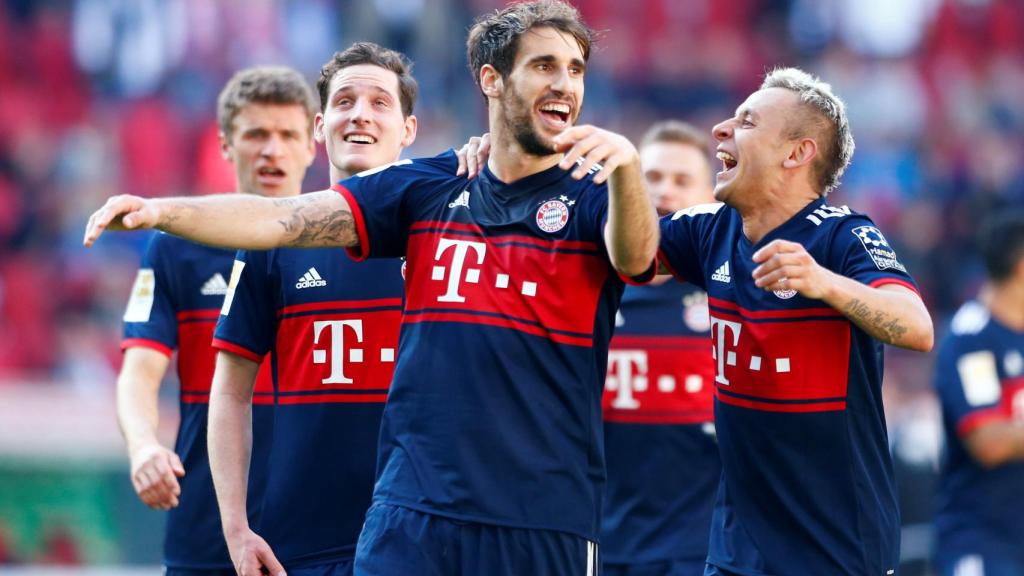 Javi Martínez, en primer plano, junto a compañeros del Bayern.