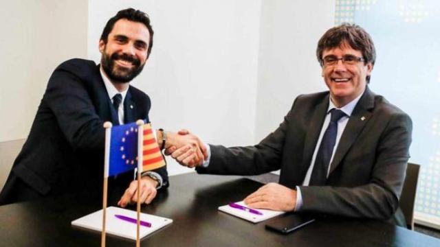 Carles Puigdemont (i) en Bruselas con el presidente del Parlament, Roger Torrent (ERC).