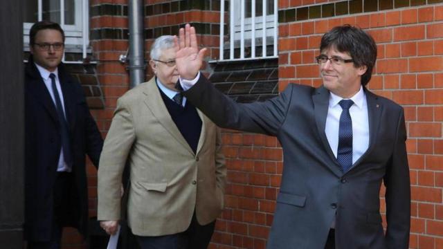 Puigdemont, junto a sus abogados alemanes, sale de la prisión de Neumünster./