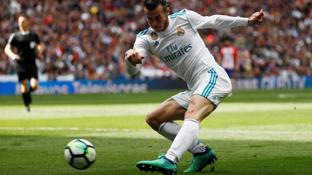 Gareth Bale golpea la pelota