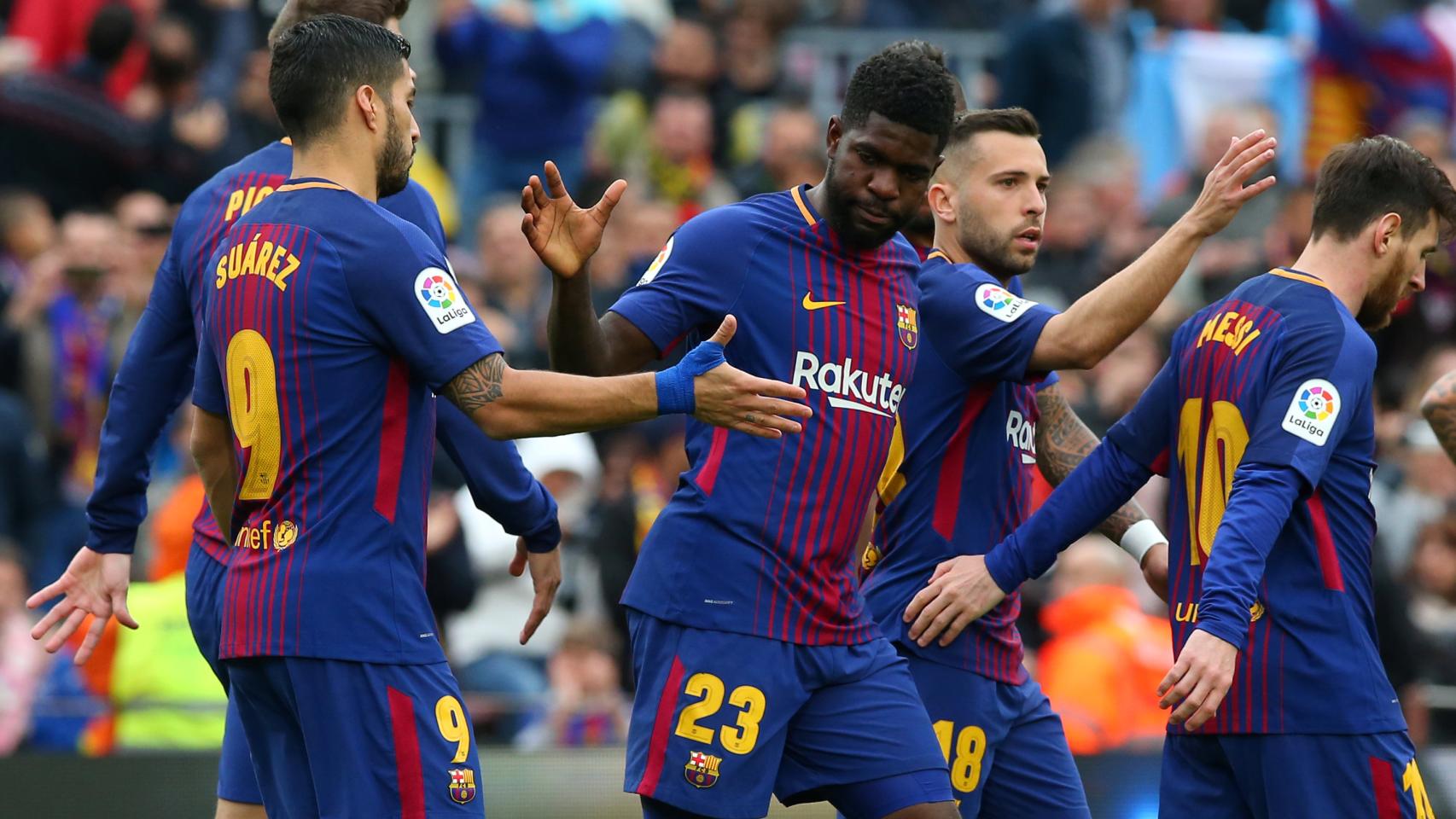 Suárez celebra con Umtiti el segundo gol del partido.