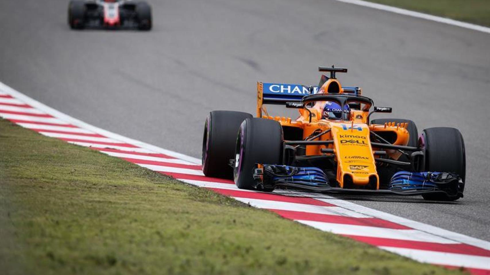 Fernando Alonso rueda en el GP de China de F1.