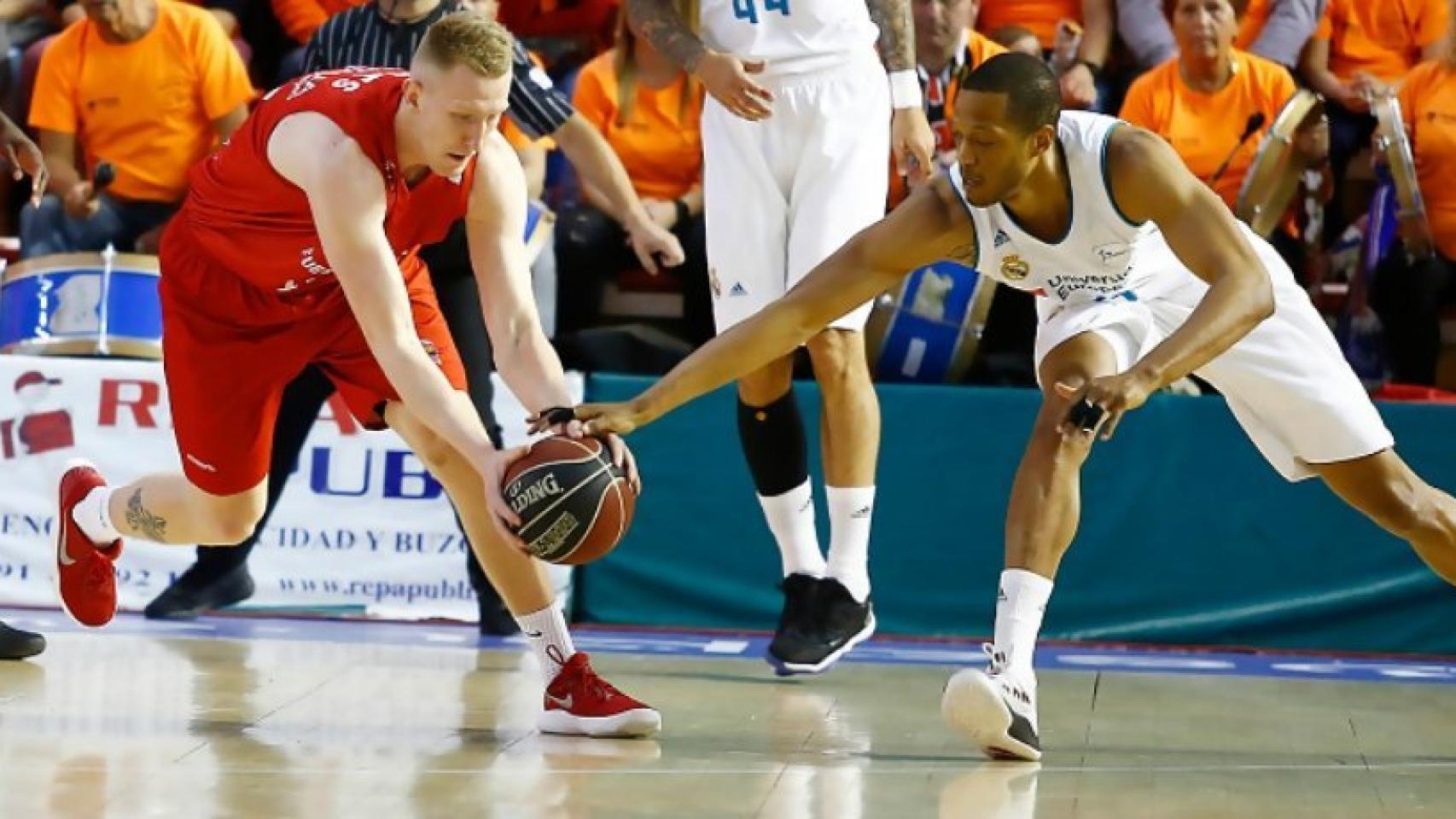 Randolph peleando un balón ante Fuenlabrada. Foto: acb.com