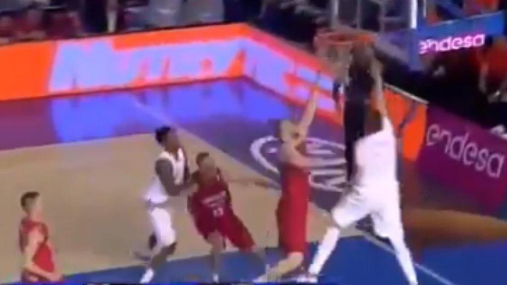 Luka Doncic culmina una brillante jugada personal