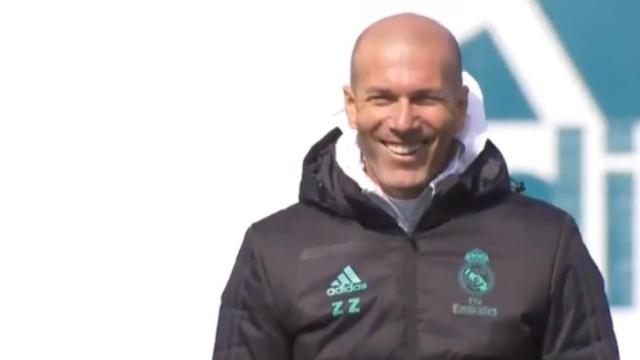 Zidane se ríe durante el entrenamiento del Madrid