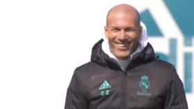 Zidane se ríe durante el entrenamiento del Madrid