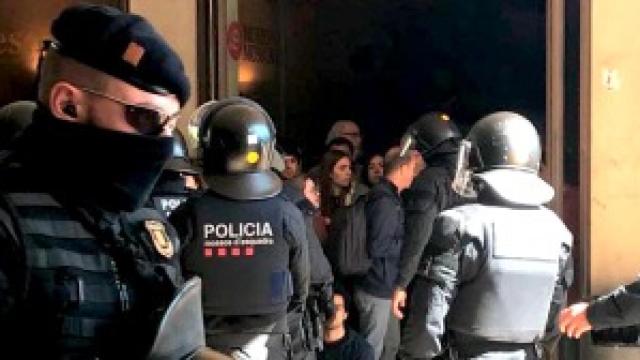 Los Mossos d'Esquadra rodean a los CDR en el Museo de la Música en Barcelona.