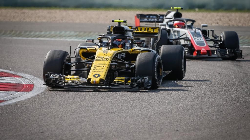 Sainz en plena lucha con Magnussen.