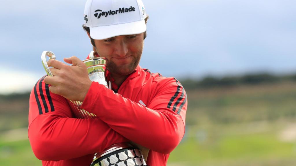 Jon Rahm con el trofeo de campeón del Open de España.