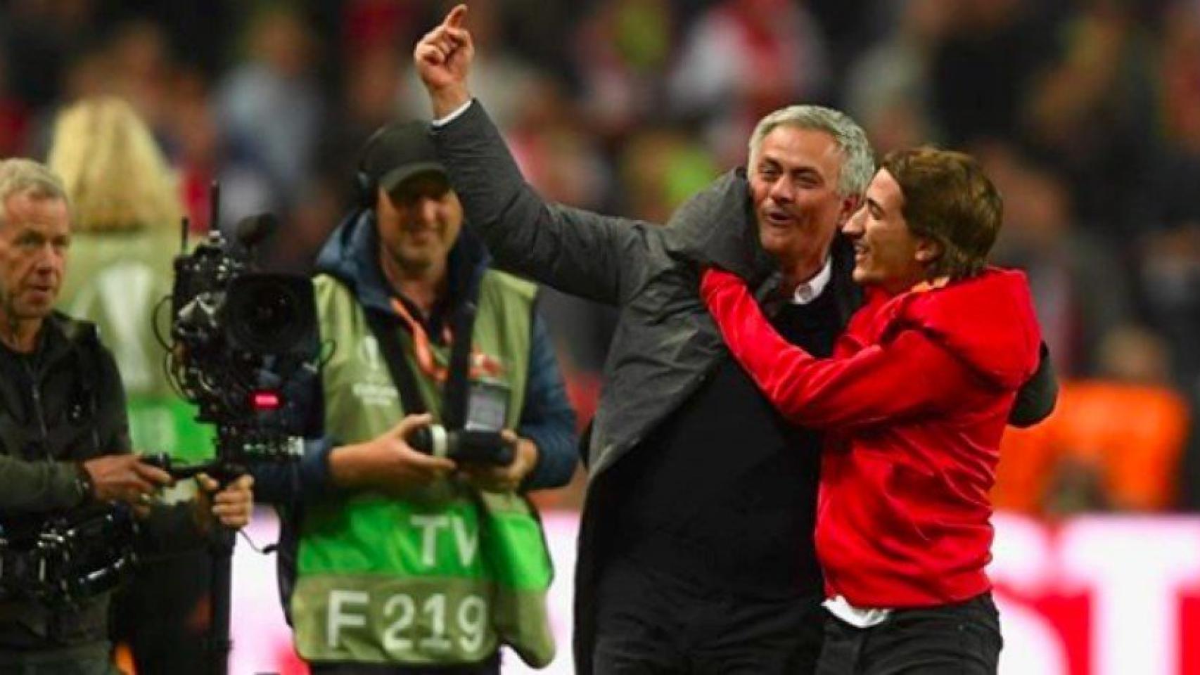 Mourinho y su hijo celebran. Foto Instagram (@jose_fariafelix)