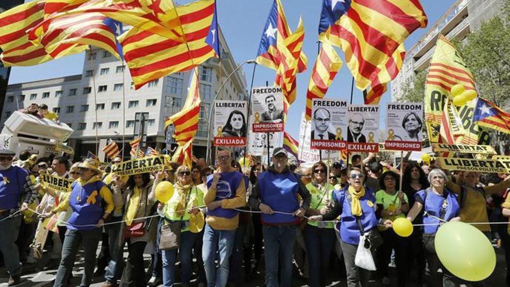 La ausencia de banderas de UGT y CC. OO. en la manifestación separatista fue muy llamativa.