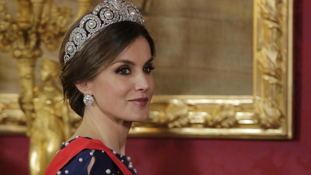 Letizia con la tiara de Cartier y los pendientes de diamantes del joyero de pasar