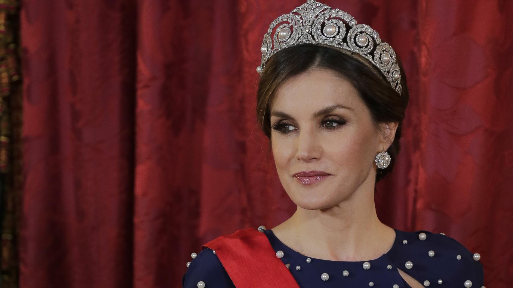 Letizia con la tiara de Cartier y los pendientes de diamantes de las joyas de pasar