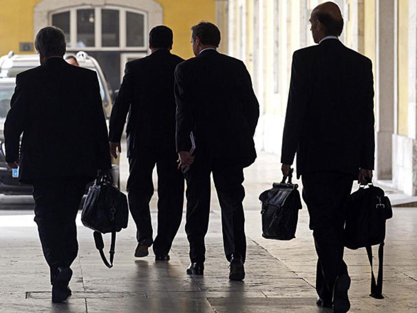 Los hombres de negro de Bruselas, camino del Ministerio de Hacienda español.