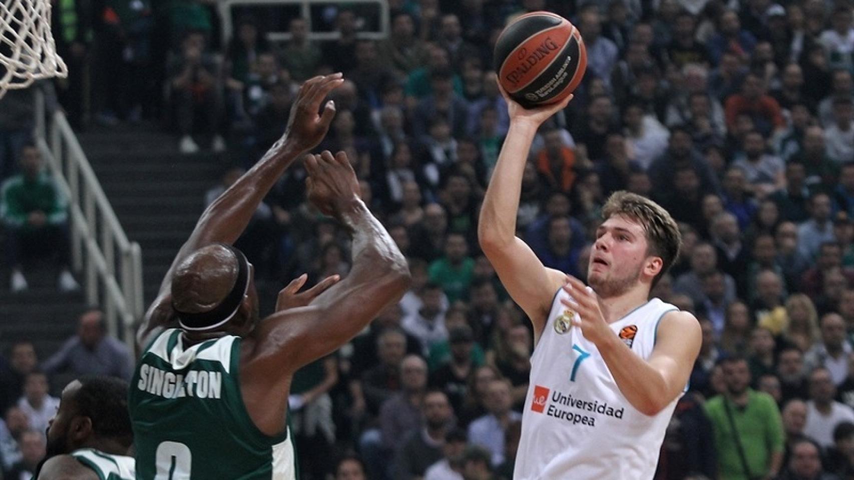 Luka Doncic intenta anotar en un partido ante el Panathinaikos.