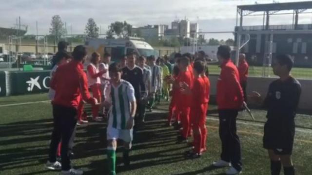 El Sevilla Infantil B le hace pasillo al Betis Infantil B, campeón de la Segunda División andaluza. Foto: Instagram (@betisweb)