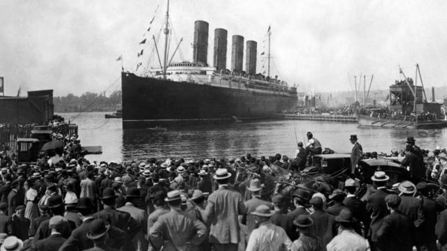 La salida del Titanic del puerto inglés de Southampton el 10 de abril de 1912.