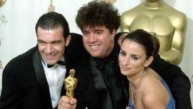 Penélope Cruz y Antonio Banderas cuando entregaron su Oscar a Almodóvar.