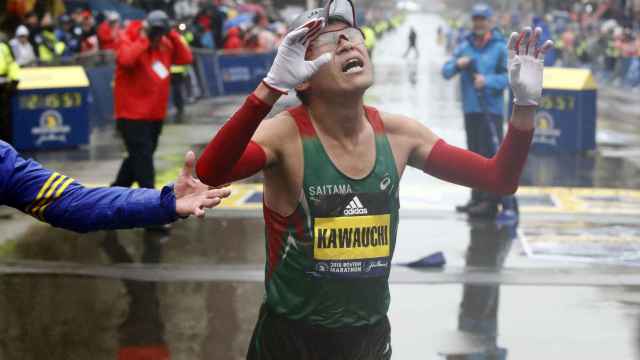 Kawauchi pasa el primero la meta del Maratón de Boston.