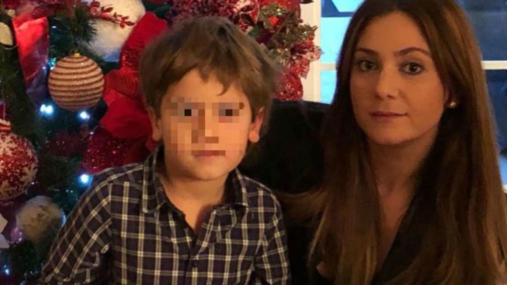 Sandra con su hijo, nieto del marqués.