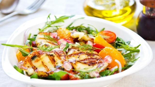 Una perfecta ensalada completa, con todos los grupos de alimentos.