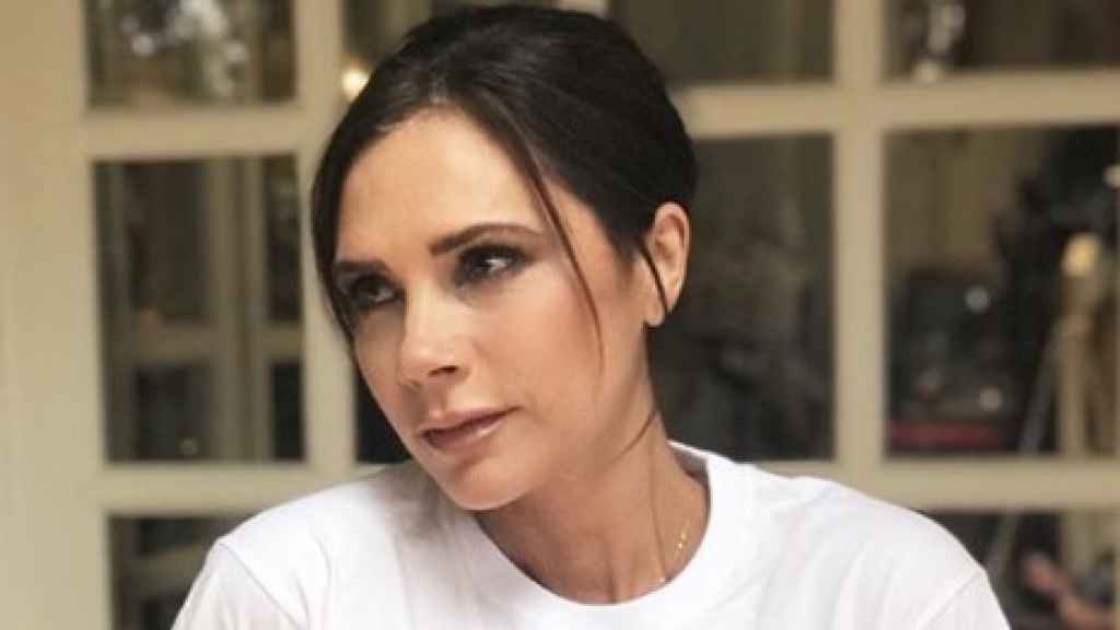 Victoria Beckham luce su camiseta.