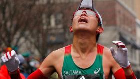 Yuri Kawauchi pasa la meta el primero en la Maratón de Boston.
