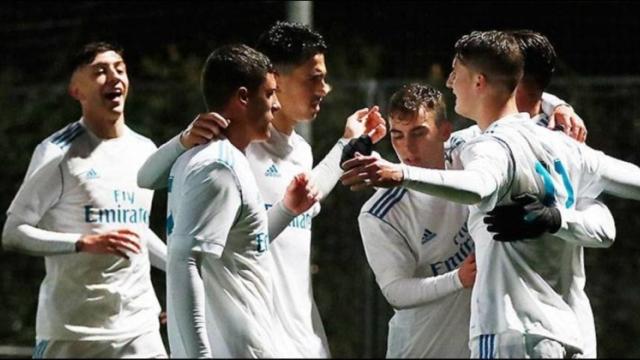 Los jugadores del Juvenil A celebran un gol