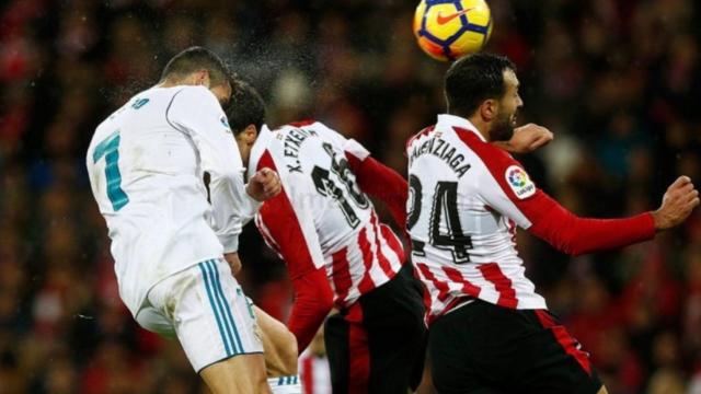 Cristiano trata un remate ante los defensores del Athletic