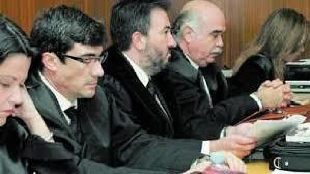 El abogado Alfonso Díaz-Moñux (segundo por la izquierda)