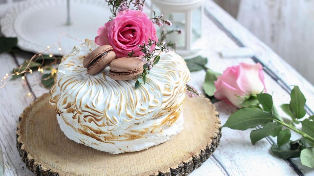 Ejemplo de tarta de limón con flores frescas.