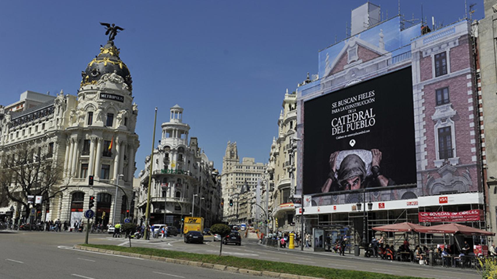 Atresmedia también sale a la calle con una gran lona de 'La catedral del mar'