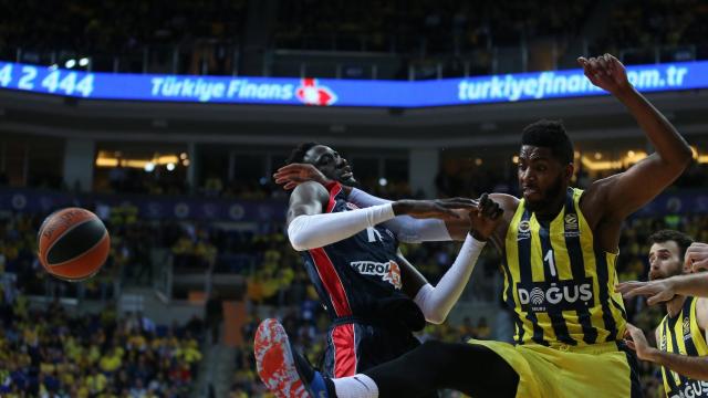 Jason Thompson, del Fenerbahce, ante Diop , de Baskonia.