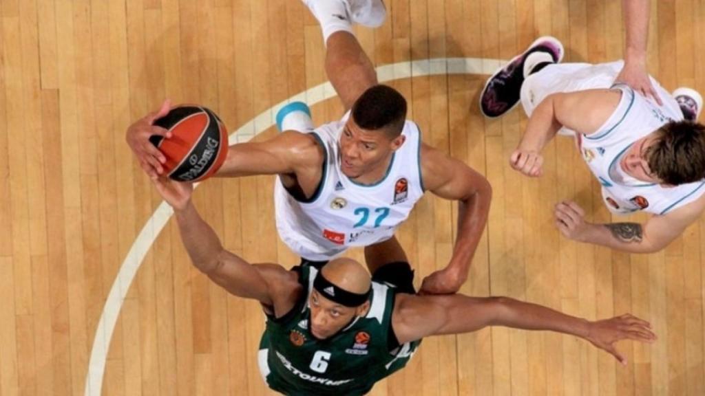 Tavares lucha el balón contrael Panathinaikos. Foto: euroleague.net