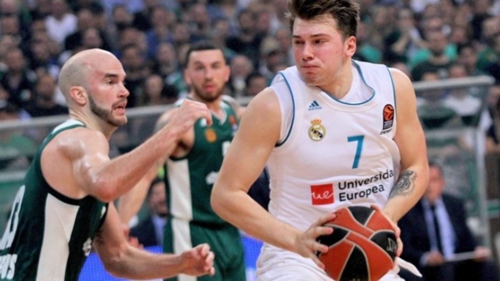 Luka Doncic ante un rival del Panathinaikos. Foto: euroleague.net