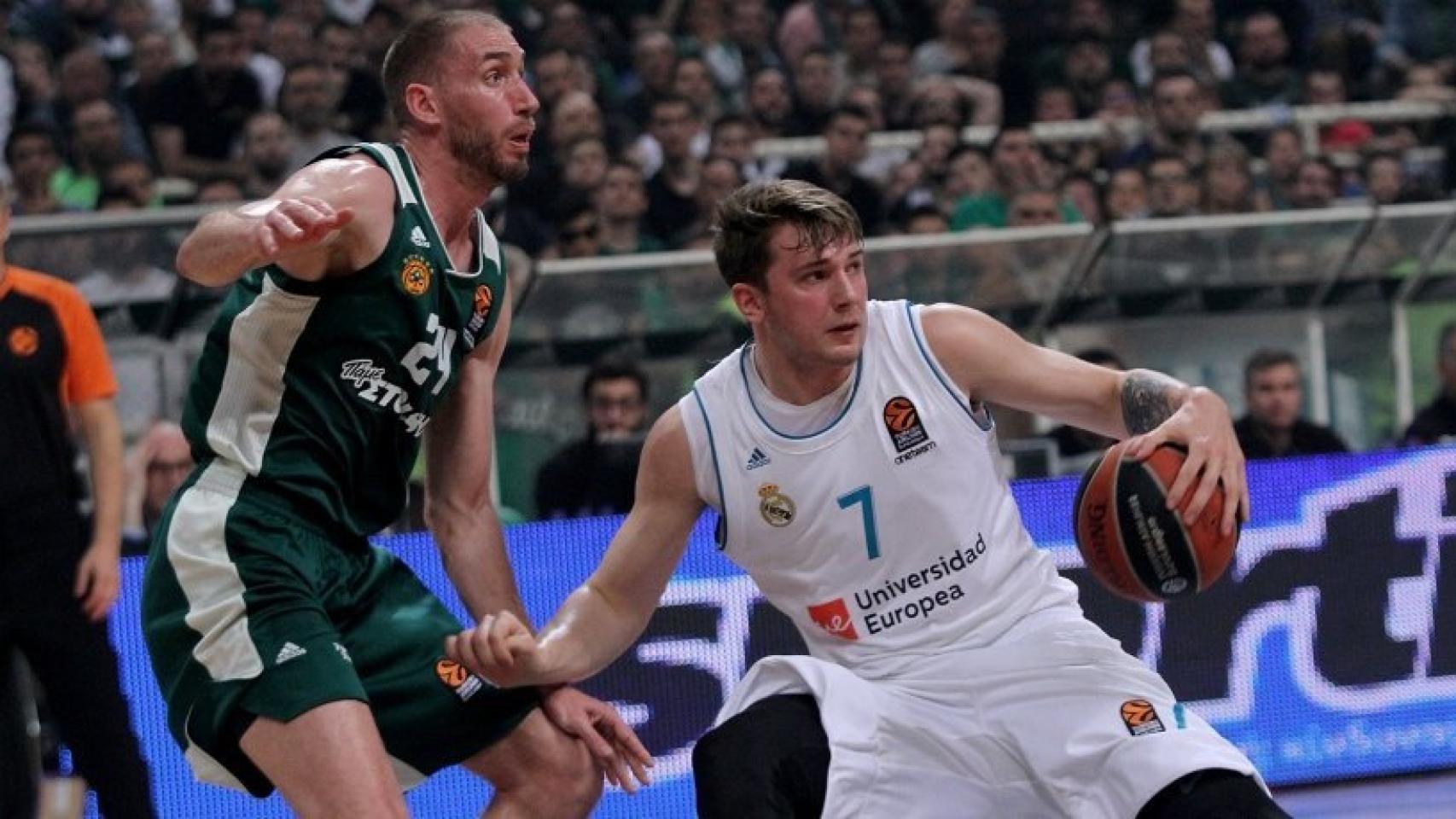 Luka Doncic frente a Lojeski del Panathinaikos. Foto: Twitter (@acbcom).