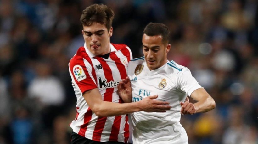 Lucas Vázquez peleando por un balón