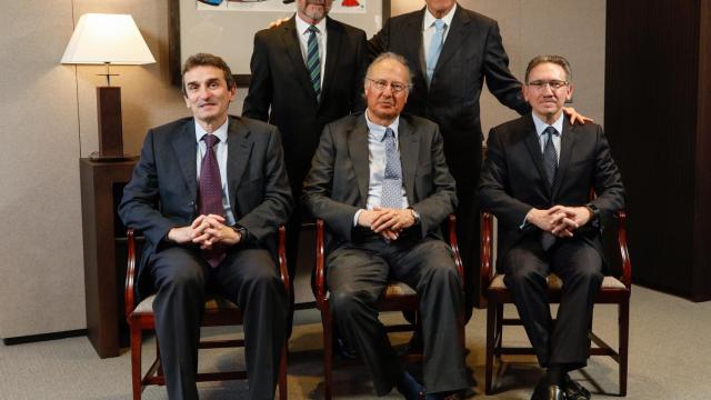 La comisión de estrategia de Criteria. De pie, Javier Paso e Isidro Fainé (Presidente); sentados, Marcelino Armenter (director general de CriteriaCaixa), Alejandro García Bragado y Jaume Giró (director general de la Fundación Bancaria “la Caixa”).