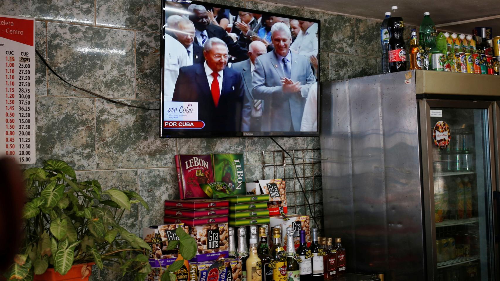 Castro y Díaz-Canel en una televisión de un bar de La Habana