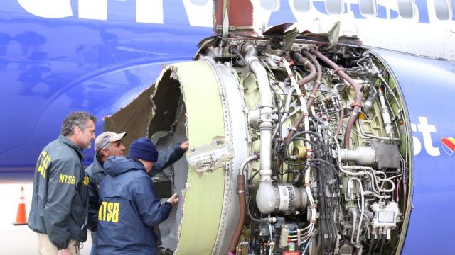 Imagen del motor del avión que ha reventado en pleno vuelo.