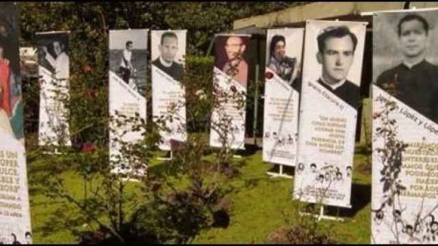 Homenaje a los muertos en la masacre de jesuitas en El Salvador.