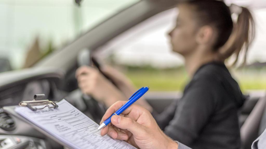 Joven examinándose del carnet de conducir