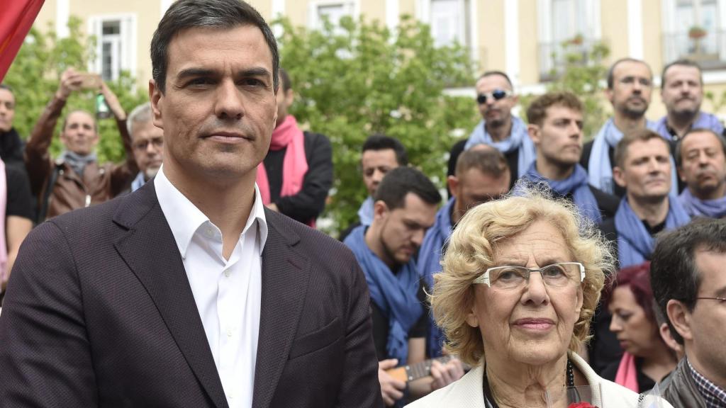 Pedro Sánchez y Manuela Carmena en la inauguración de la plaza Pedro Zerolo.