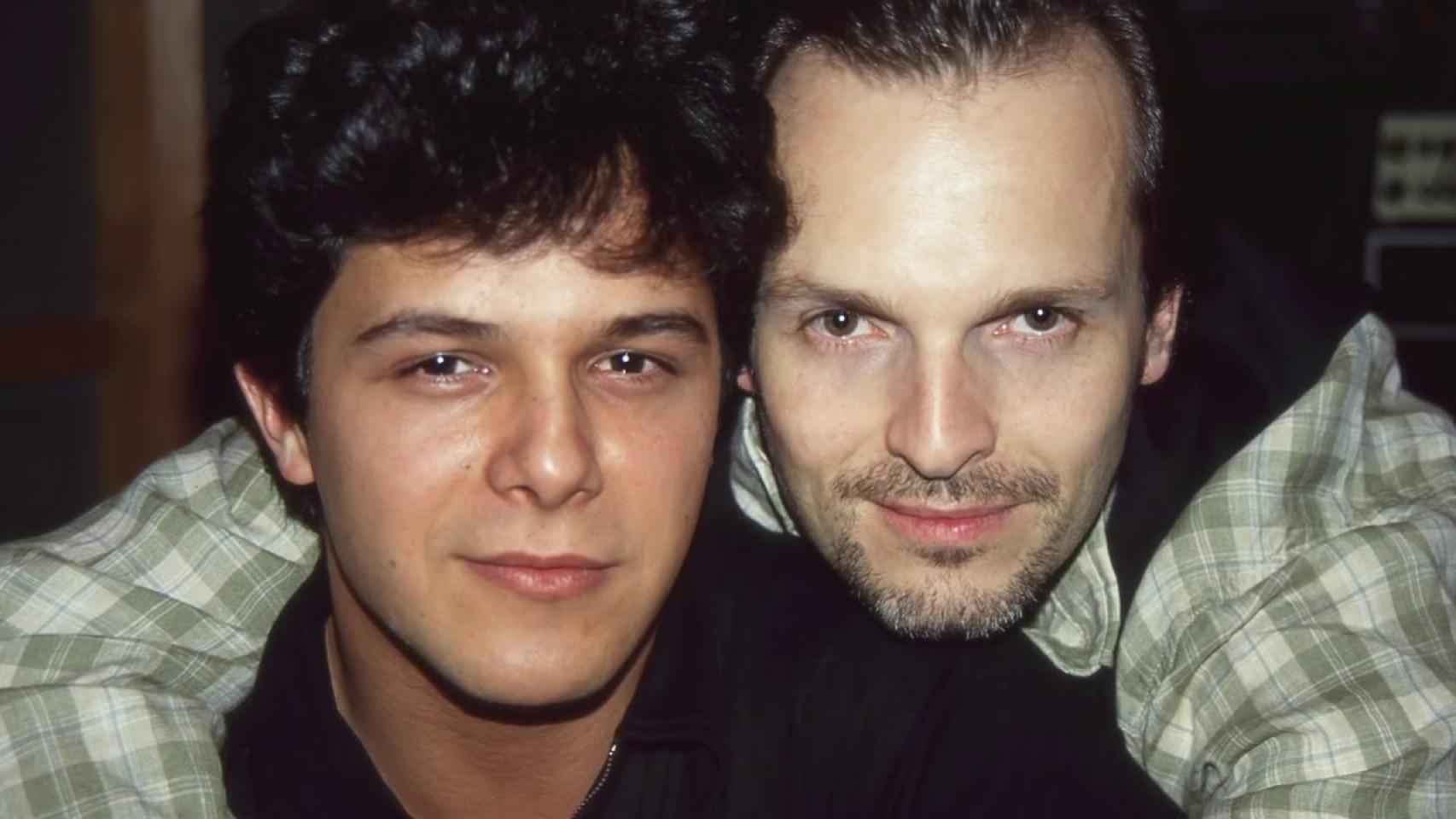 Alejandro Sanz en sus inicios junto a Miguel Bosé.